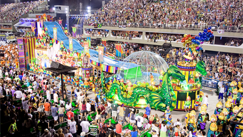 תהלוכות ססגוניות בהשתתפות אלפי אנשים וקהל (צילום: shutterstock)