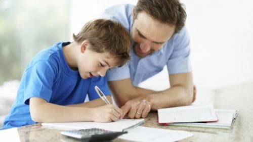 בשיעורי הבית טמונים יתרונות של עידוד הרגלים של סדר ותכנון זמן, שיפור הקשר בתוך המשפחה והגברת מעורבותם ההורים בלימודי בנם או בתם. אילוסטרציה: thinkstock