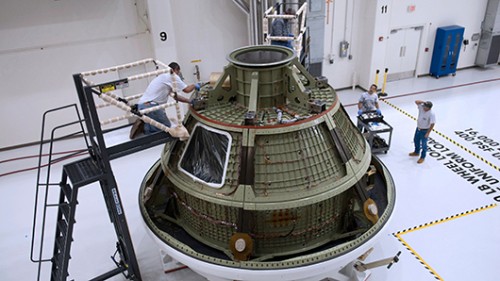 דגם ניסוי של החללית אוריון, בעת עבודות חיווט  צילום: NASA Photo