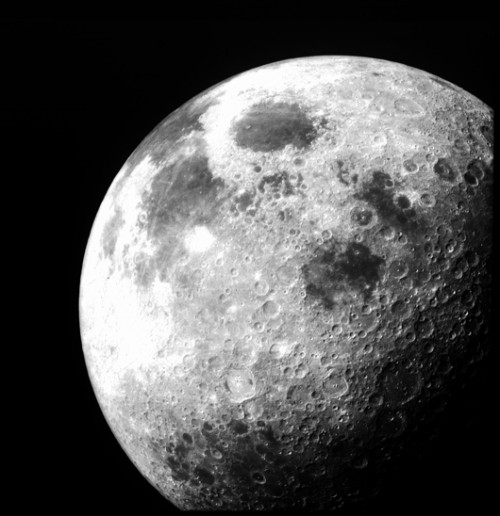 הירח חווה בעברו תהליך של התחממות והתפשטות וההיסטוריה שלו עשירה באירועים אלימים ומגוונים צילום: NASA