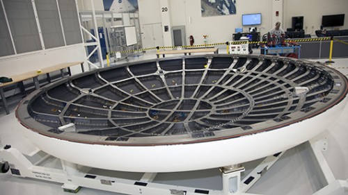 מגן החום של החללית אוריון, בבנייה במתקני נאס"א  צילום: NASA/Mike Chambers