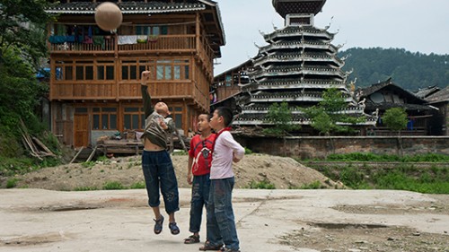 ילדים משחקים כדורסל בכפר ג'אושינג, ברקע מגדל התוף. צילום: עודד וגנשטיין