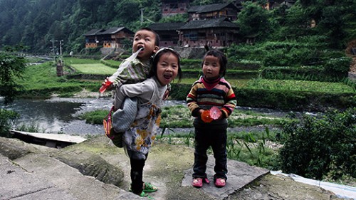 ילדים משחקים בכפר לאנגדה. צילום: עודד וגנשטיין