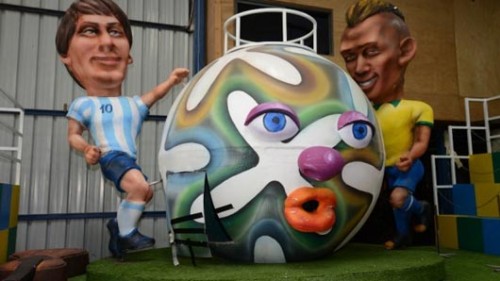 ההכנות לעדלידע. מונדיאל וכדורגל עם מיצגי ענק של מסי וניימאר (צילום: אלי נימן)