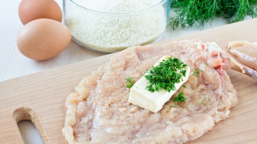 שלב שני: מניחים את החמאה והפטרוזילה על פילה העוף