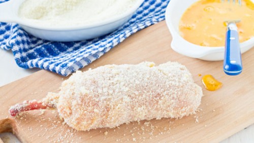 שלב חמישי: מצפים בקמח, ביצה ופירורי לחם