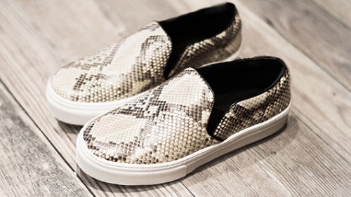 הרגליים מבסוטות. נעליים שטוחות מבית סלין