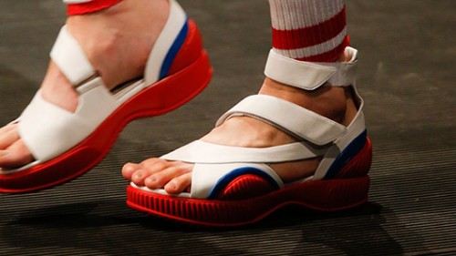 ומה יעשו הגמדות? נעליים שטוחות מבית פראדה