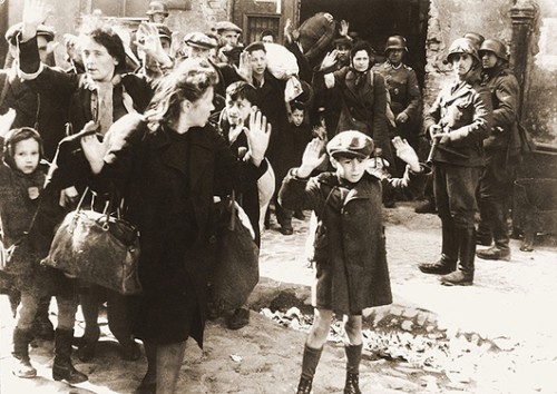 ילד יהודי מרים ידיו עם חיסול גטו ורשה - מהתמונות המפורסמות של השואה. התמונה מסמלת את זכר כ-1.5 מיליון הילדים היהודים שנרצחו  מתוך wilipedia