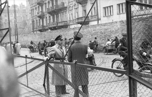גטו ורשה, יוני 1942 צילום מתוך Wikipedia