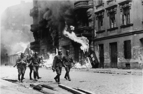 גטו ורשה בלהבות בעת המרד צילום מתוך Wikipedia