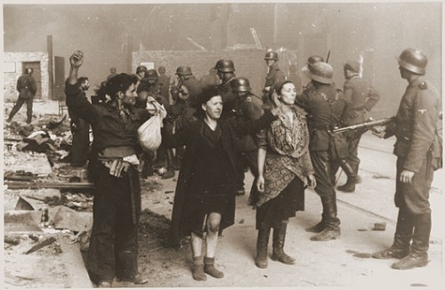 מורדי הגטו מובלים על ידי חיילים, מאי 1943 מתוך Wikipedia