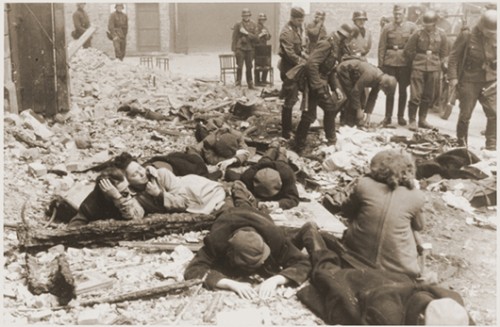 מורדי הגטו לאחר שנתפסו על ידי החיילים הנאצים צילום מתוך Wikipedia