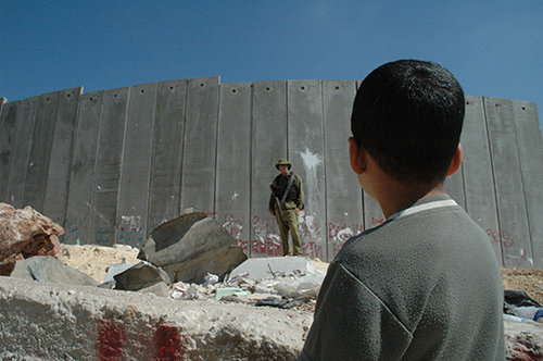 ילד פלסטיני וחייל ישראלי ליד הגדר. צילום: אימג'בנק/ Getty Images
