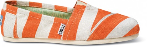 פרקטיות לפני הכל. נעלי Toms (צילום: אסף רייז)