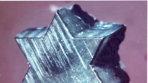 יחיעם פריאור. חיתוך יהלום באמצעות קרן לייזר, בשיטה שפיתח פרופ' יחיעם פריאור, מונעת אובדן חומר ומאפשרת חיתוך בכל צורה