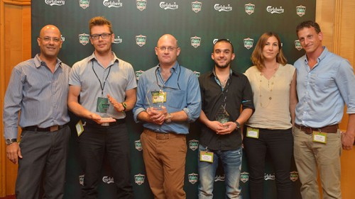 מימין לשמאל: אלעד חורש, דנה ברן - מנהלת תחום קרלסברג ישראל, שובל לוי – מקום שלישי, נועם שלו – מקום ראשון, מיכאל וילנברג – מקום שני, יזהר אפרתי - סמנכ"ל שיווק IBBL  קרלסברג. צילום: יח"צ