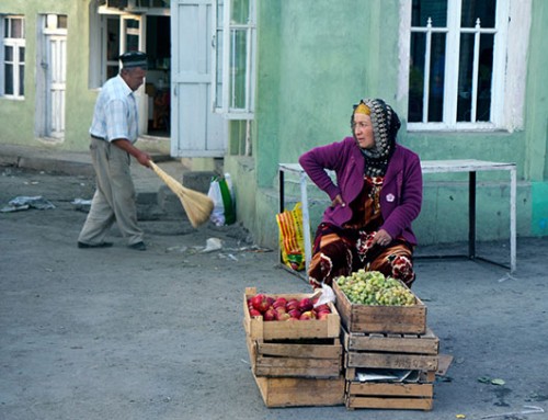 שוק זעיר - דוכן פירות בצד הדרך בטג'יקיסטן. צילום: עודד וגנשטיין