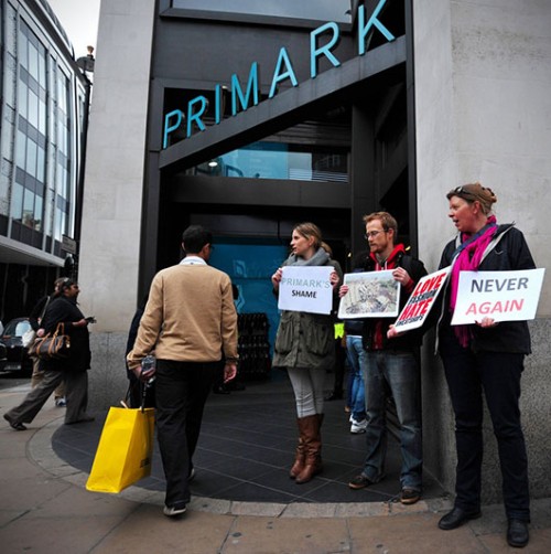 הפגנות מול פרימרק. צילום: אימג'בנק/gettyimages הפגנות מול פרימרק. צילום: אימג'בנק/gettyimages