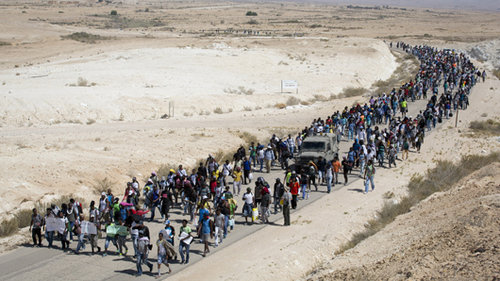 צעדת פליטים ממתקן חולות. צילום: אורן זיו