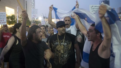יואב &quot;הצל&quot; אליאסי בהפגנה בתל אביב (צילום: בן קלמר)