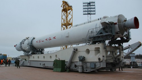 משגר הלוויינים אנגרה מועבר אל כן השיגור  צילום: Russian ministry of defence