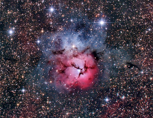 ערפילית הטריפיד &#8211; עשויה בעיקר מענני גז מימן, שבתוכם נוצרים כוכבים חדשיםצילום: מיכאל צוקראן