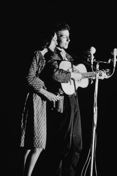 1963. בוב דילן וג'ואן באאז מופיעים יחד עם גיטרת מרטין צילום: אימג' בנק