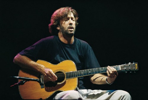 אריק קלפטון מנגן על אחת הגיטרות שמוצגות בתערוכה צילום: המטרופוליטן