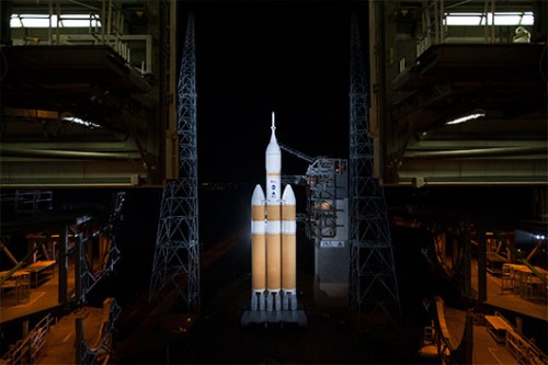 החללית אוריון ומשגר דלתא 4 כבד לפני השיגור צילום: Photo credit NASA/Kim Shiflett