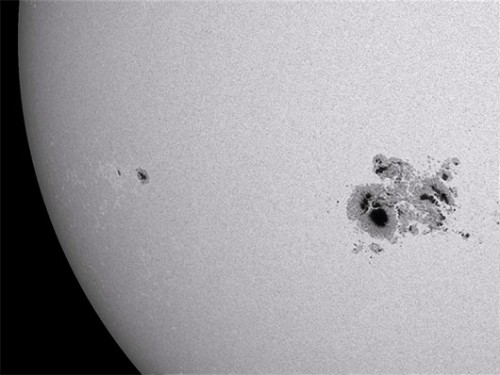 תמונה של השמש עם קבוצת כתמי השמש. התמונה צולמה על ידי החללית Solar Dynamics Observatory צילום: NASA 