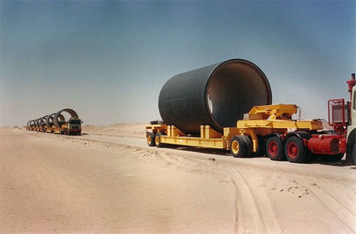 הובלת צינורות ענק לבניית "הנהר של לוב", 1988 צילום מתוך Wikipedia