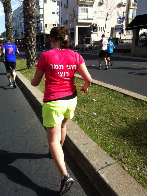 הנה אחת שעודדה את עצמה. מרתון תל אביב 2015