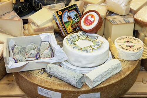 גבינות של דווקא גורמה בשוק הכרמל