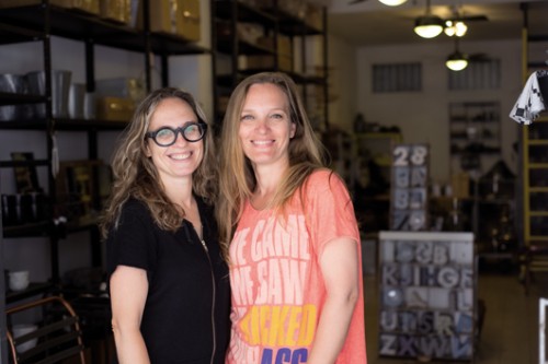 יונית גורדון ושרון ברזילי. צילום: נמרוד סונדרס