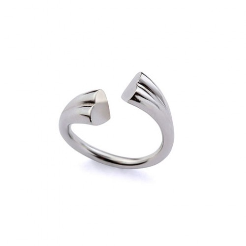 טבעת לבבות כסופה של She-Ra Jewelry. מחיר: 290 ש"ח. להשיג בחנות המעצבת.