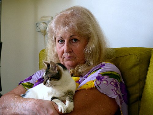 ויקטוריה סטרודובצב והחתול ברנר. צילום: נמרוד סונדרס