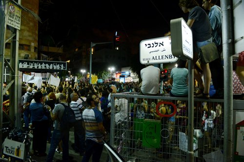 הפגנה מול אלנבי 40. צילום: גוני ריסקין