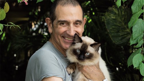 מיקי דיאמנט והחתול קסם. צילום: נמרוד סונדרס