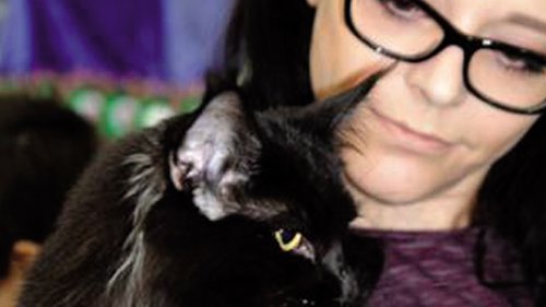 קרן צ'רנירחובסקי והחתולה קוקס. צילום: נמרוד סונדרס