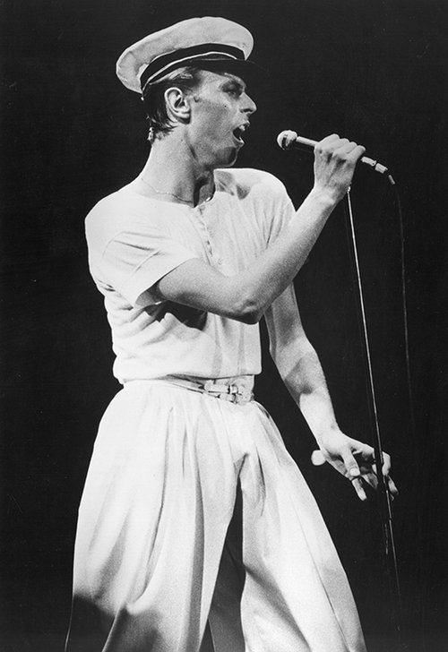 דיוויד בואי במהלך מסע הופעות בבריטניה, מאי 1978