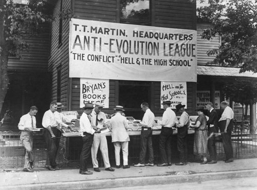 הפגנה בזמן "משפט הקופים" ב-1925 צילום: אימג'בנק 