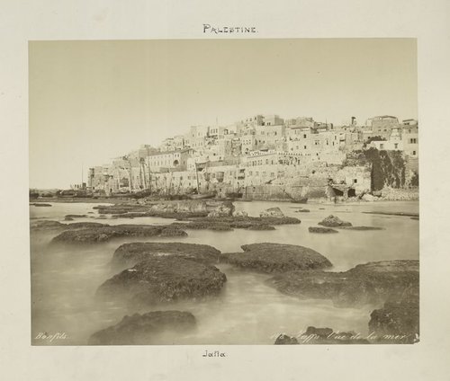 יפו של אמצע המאה ה-19, מתוך האוסף של הצלם הצרפתי פליקס בונפיס, שהתגורר במשך שנים בביירות ותיעד נופים, אדריכלות ודמויות במזרח התיכון