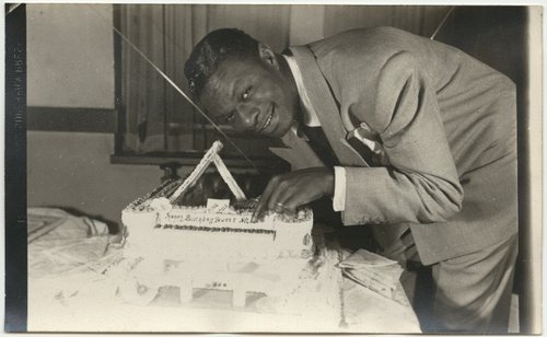 נט קינג קול עם עוגת יום הולדת בצורת פסנתר, 1949. צילום אייברי ווילארד