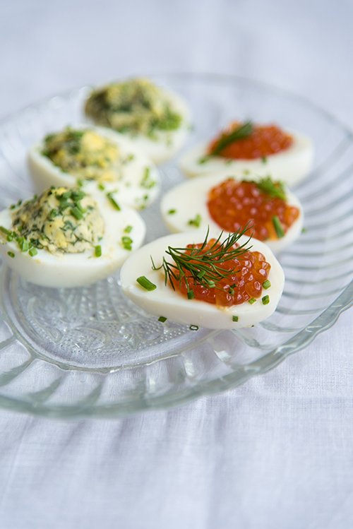 ביצים ממולאות קוויאר אדום. מתוך "ספר האוכל הרוסי" (צילום: קירה קלצקי)