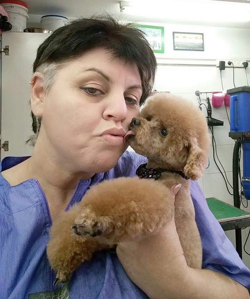 איריס פז, כלבנית וספרית כלבים מדופלמת. צילום: איריס פז