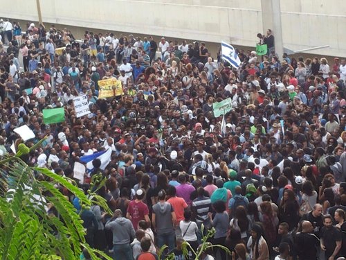 אלפים מבני העדה יצאו לרחובות. מחאת האתיופים. צילום באדיבות קסה גטו