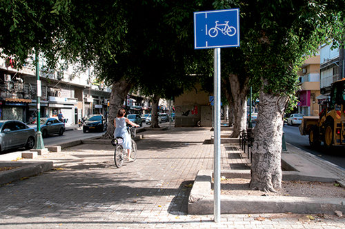 שביל אופניים חדש-ישן בשדרות ירושלים (צילום: אילן רוזן)