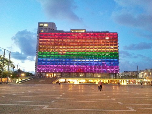 בניין העירייה מואר בצבעי גאווה (צילום: כפיר סיון)בניין העירייה מואר בצבעי גאווה (צילום: כפיר סיון)