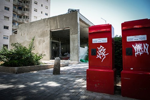 סניף הדואר הסגור ברמת אביב (צילום: שלומי יוסף)